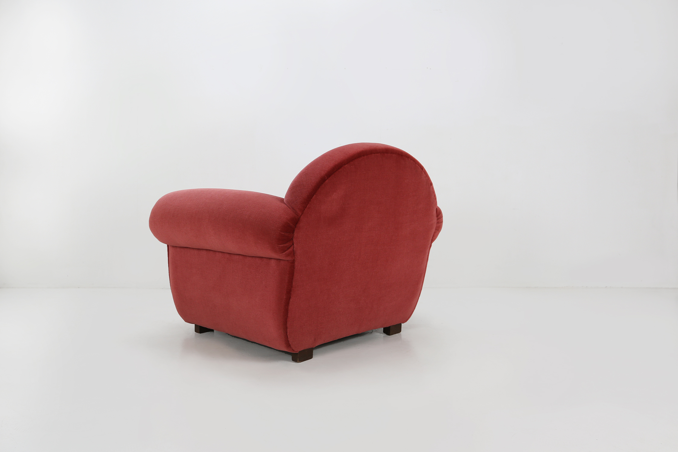 Art Deco armchairs in red upholstery